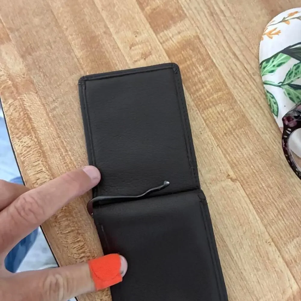 Black leather money holder with magnetic closure
